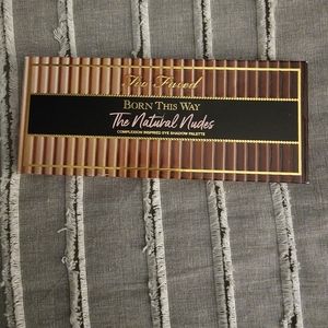 Born this way eyeshadow pallet